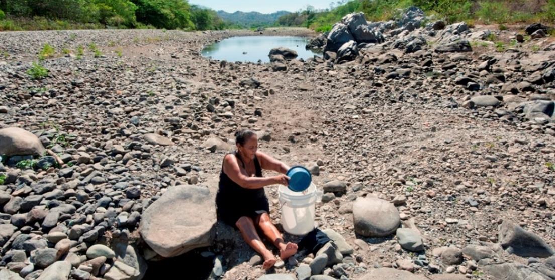 El cambio climático tiene efectos directos en la vida de las mujeres. A menudo deben caminar largas distancias para encontrar agua.