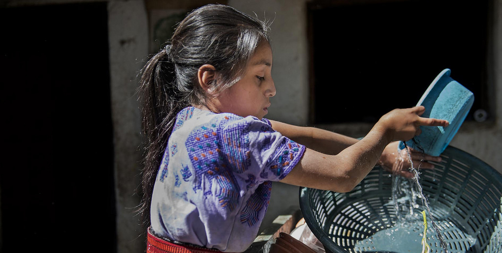 mujer guatemalteca con agua