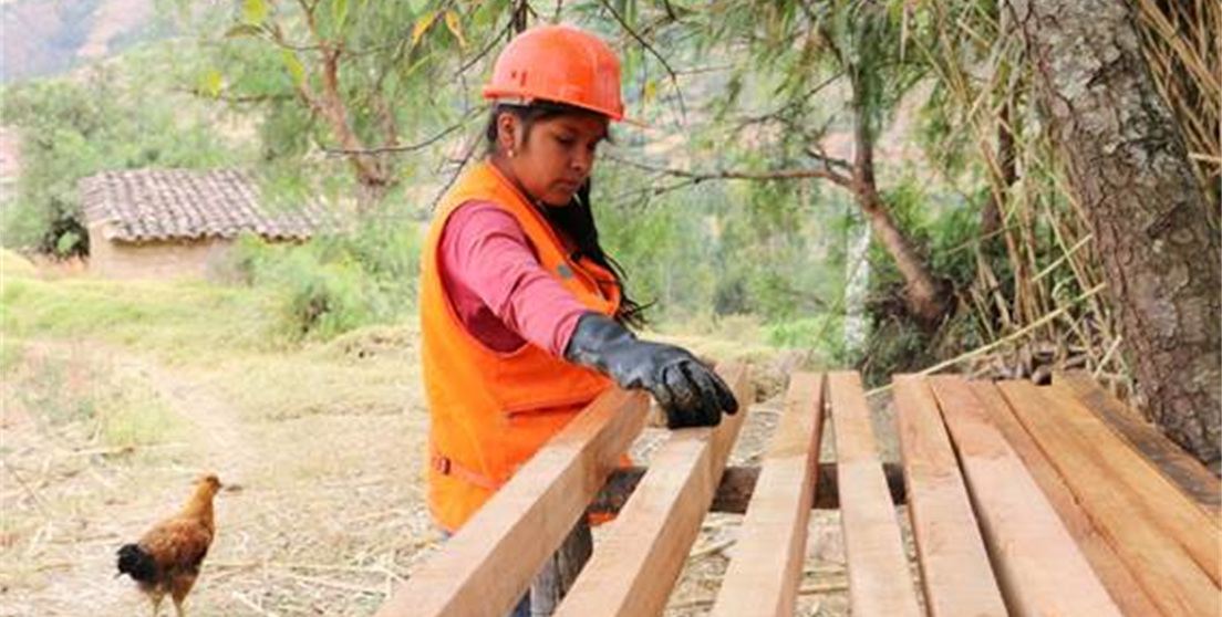 Mujer trabajando con la madera