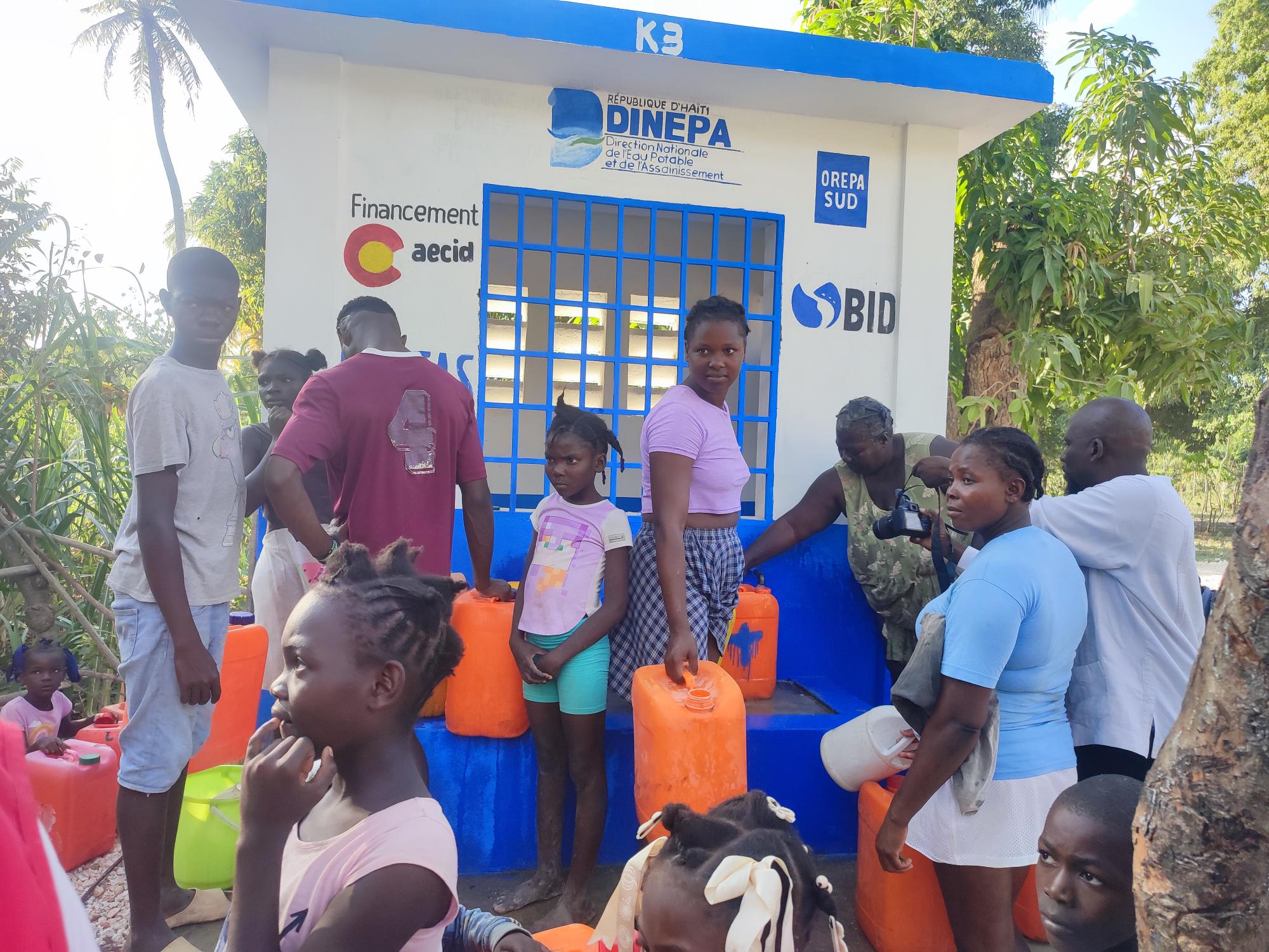 Población de Jacmel en un punto de distribución de agua.